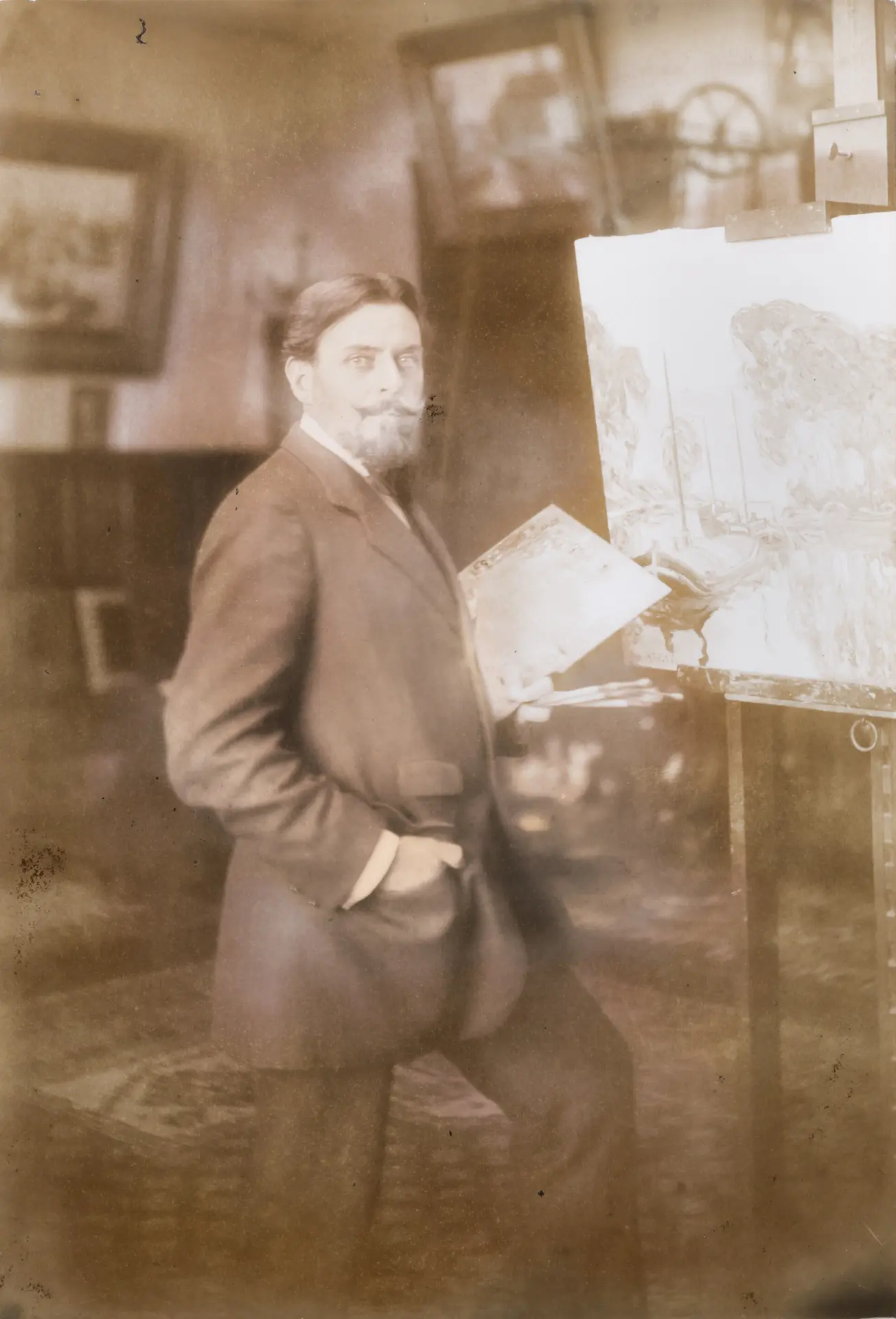 Portrait d'André Wilder devant son chevalet - Photo d'Henri Maurel