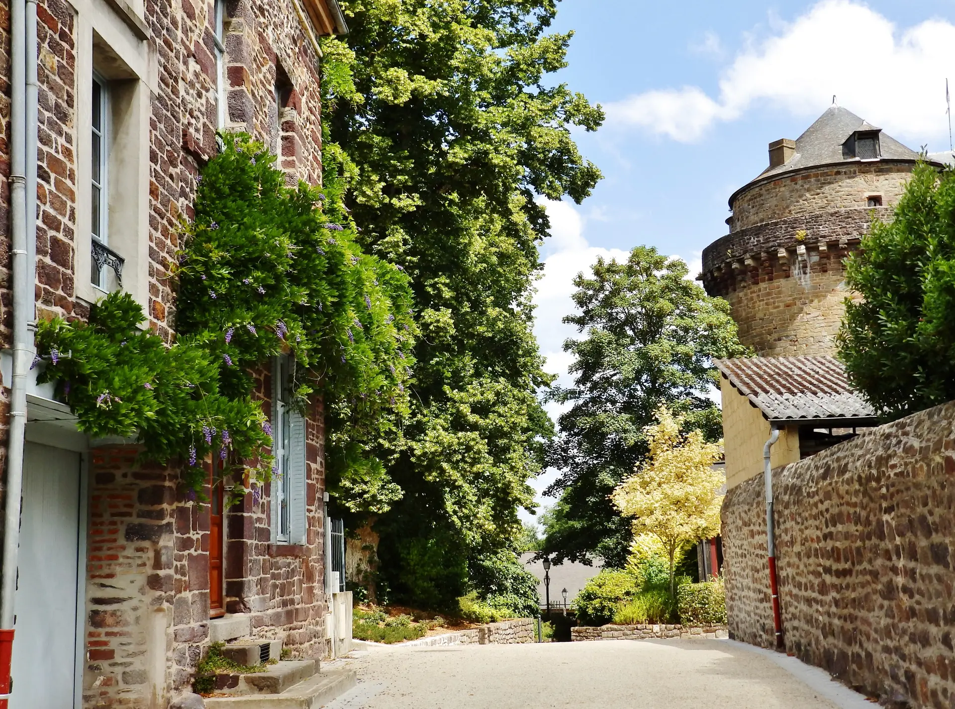 Tour ancienne cité médiévale Montfort-sur-Meu Petite cité de caractère