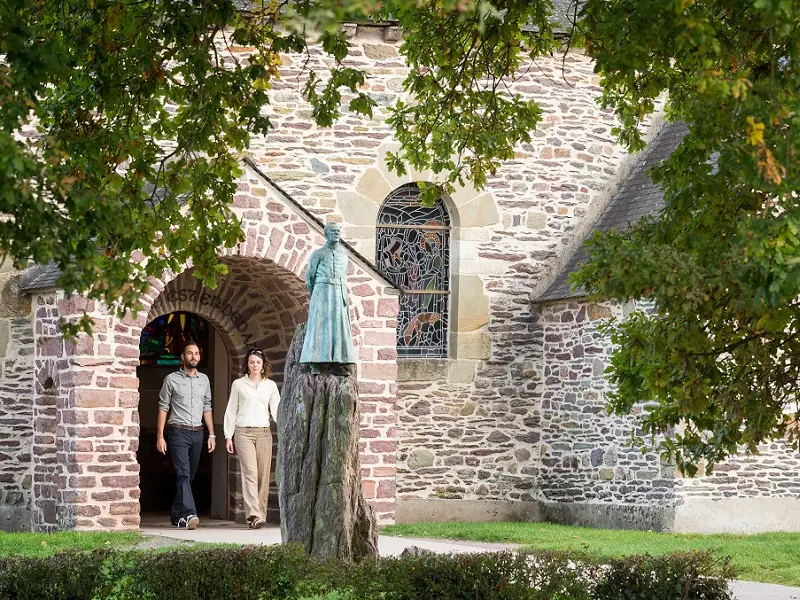 eglise_graal_abbé_gillard_visite_trehorenteuc_destination_Brocéliande