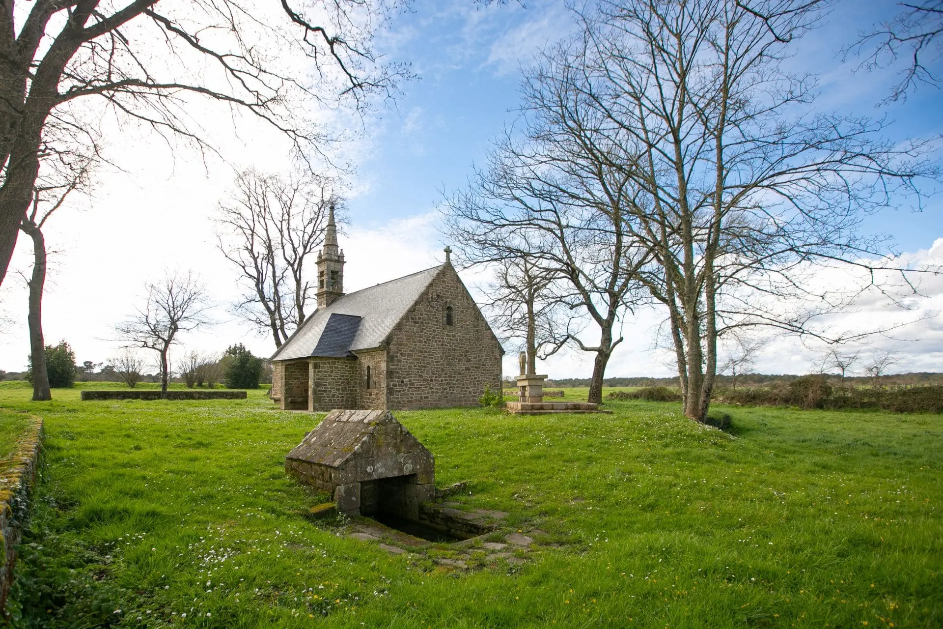 fontaine et chapelle-de-la-madeleine-carnac-marjorie-hodiesne (lourde)