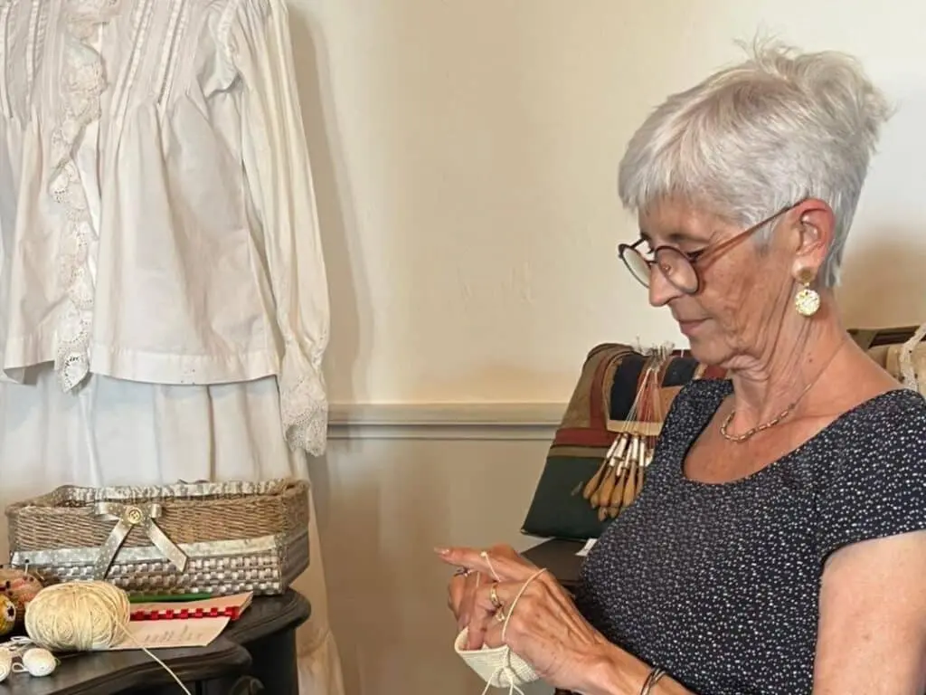 Demonstration-crochet©Musée-Paysan-Gascon