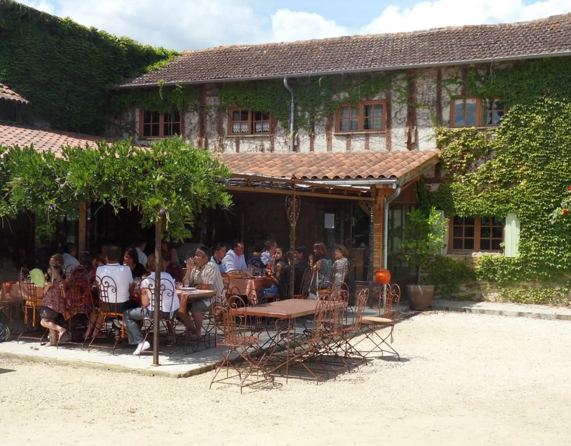 Exterieur Gers Auberge Pouylebon  ©Ferme de l'Aoueille