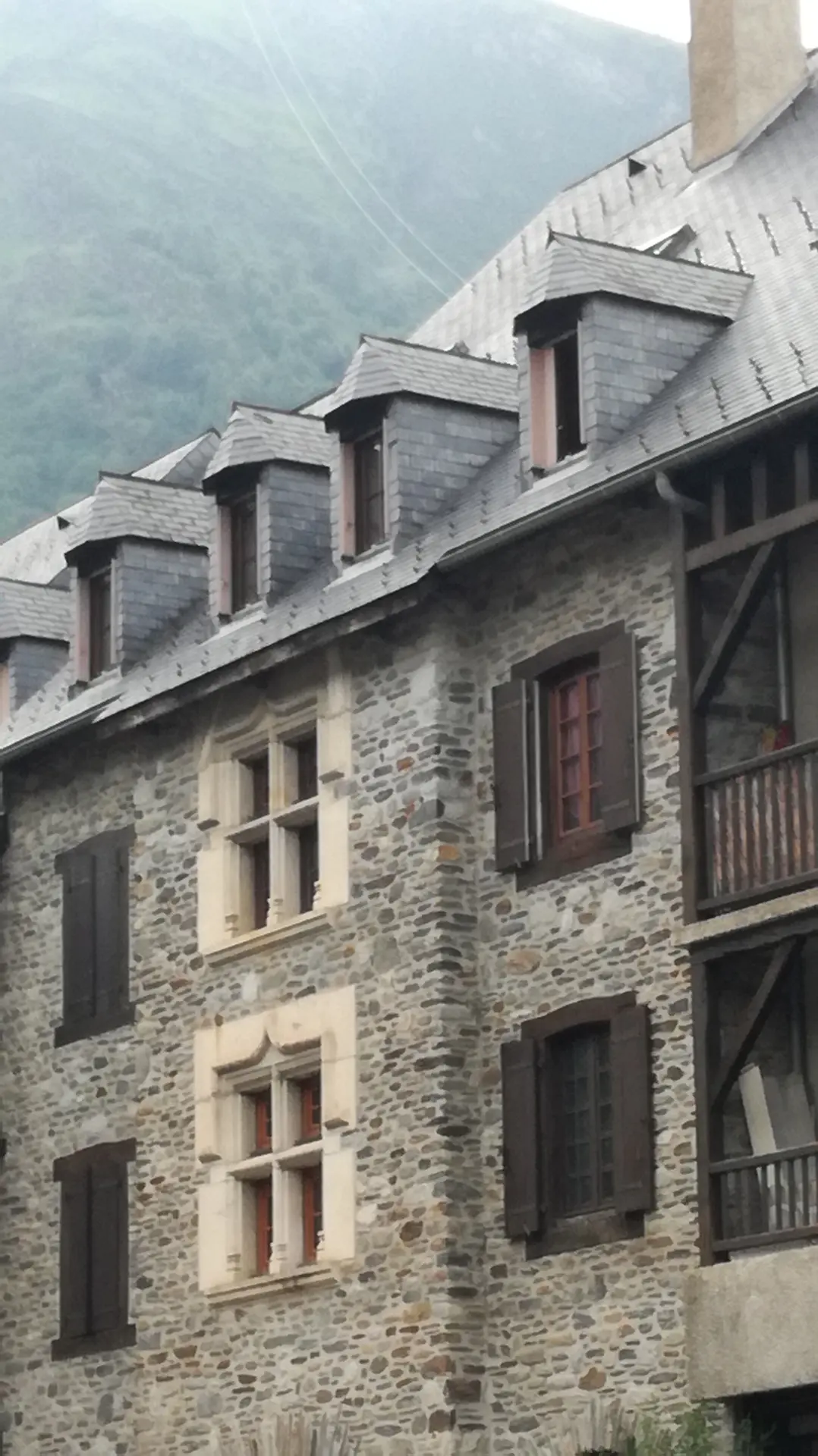 Façade à Saint-Lary