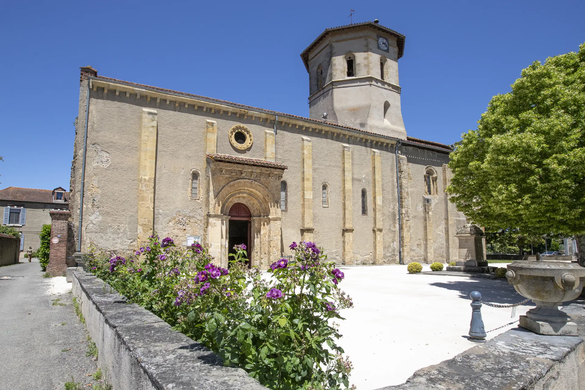 Maubourguet Eglise parvis