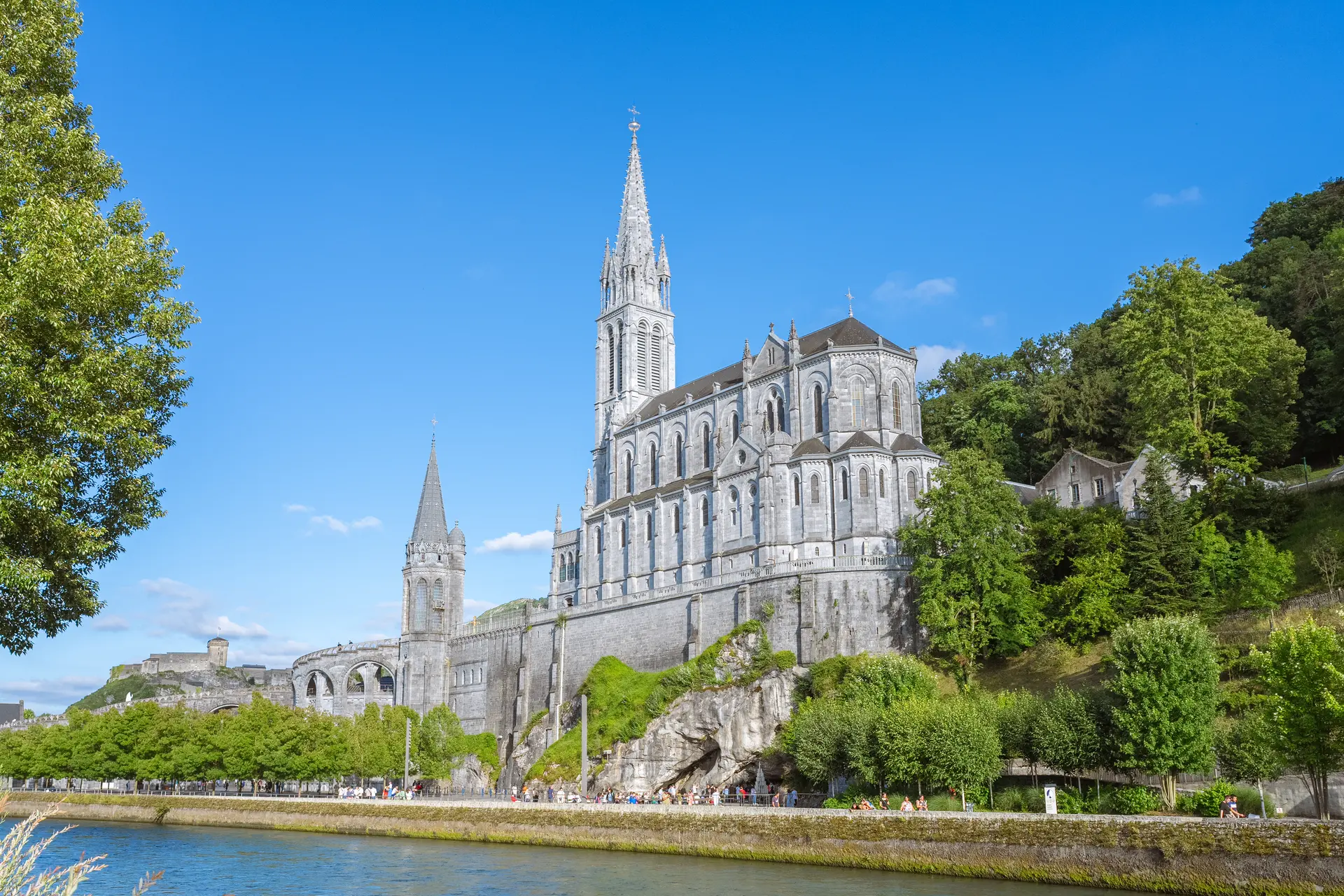 Vue générale basiliques et grotte 2