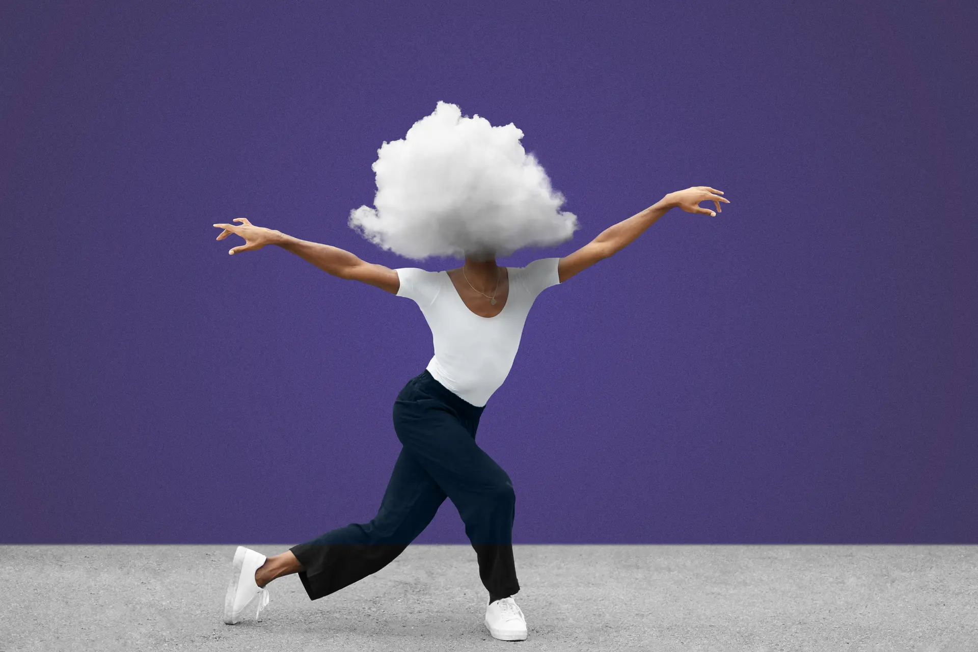 femme-avec-tete-en-forme-de-nuage-dansant-plein-coup