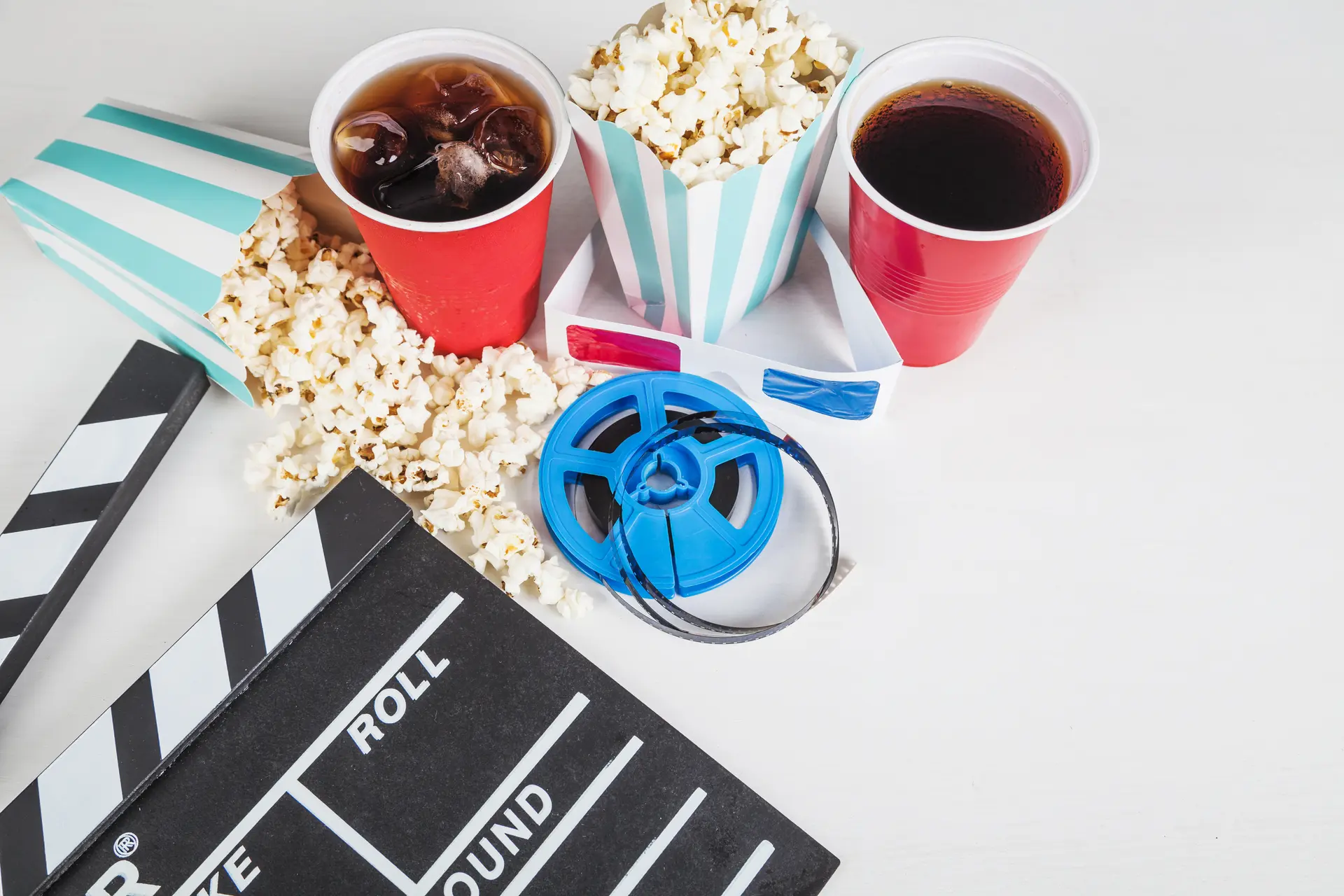 nourriture-de-cinema-bobine-de-film-et-clap