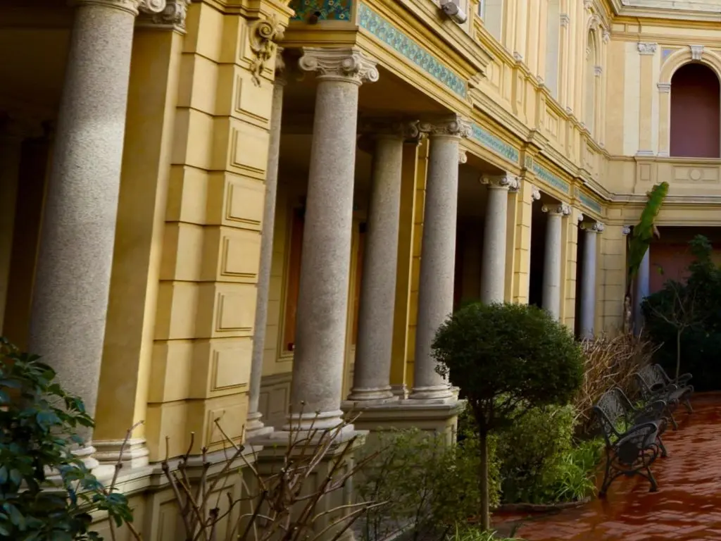 COLONNES, entre support et décor