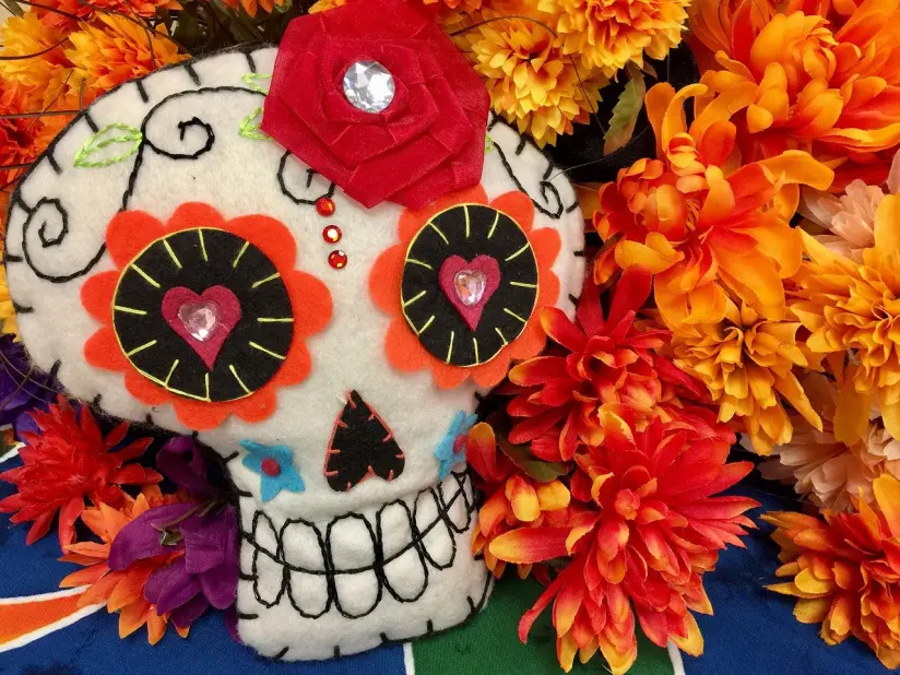 970364-un-dia-de-muertos-a-paris-au-parc-floral-le-rendez-vous-festif-pour-halloween
