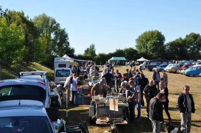 rassemblement-voitures-anciennes-bourg-le-roi