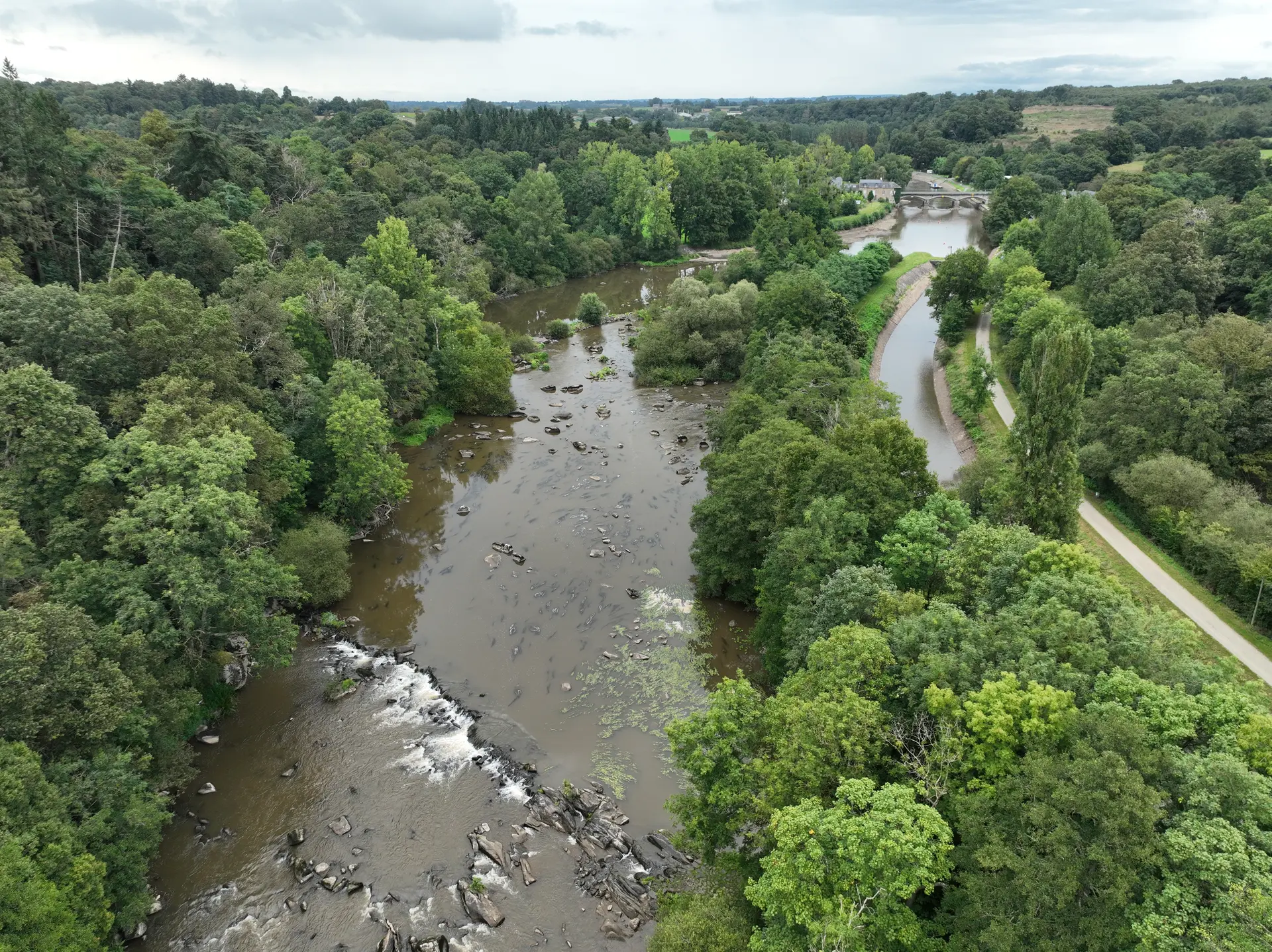 Le site de Montgiroux depuis la chaussée du moulin des Communes