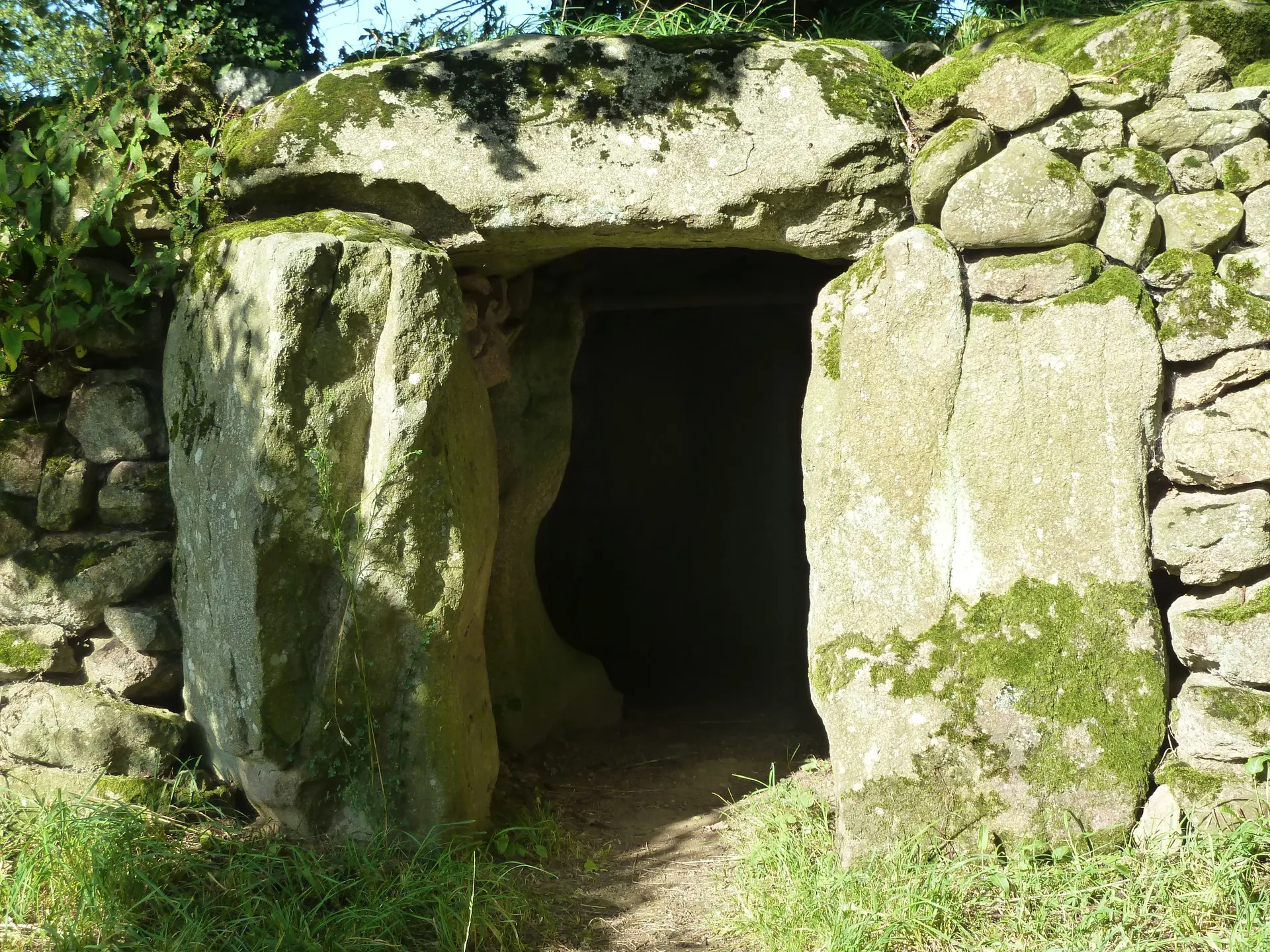 brece-dolmen-du-petit-vieux-sou © Robert Goussin