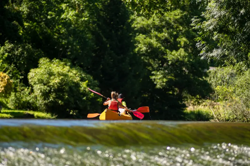 p51-CP-Pascal_BELTRAMICanoe_au_Parc_de_loisirs_de_Vaux-_-_Mayenne_Tourisme-7977-800px