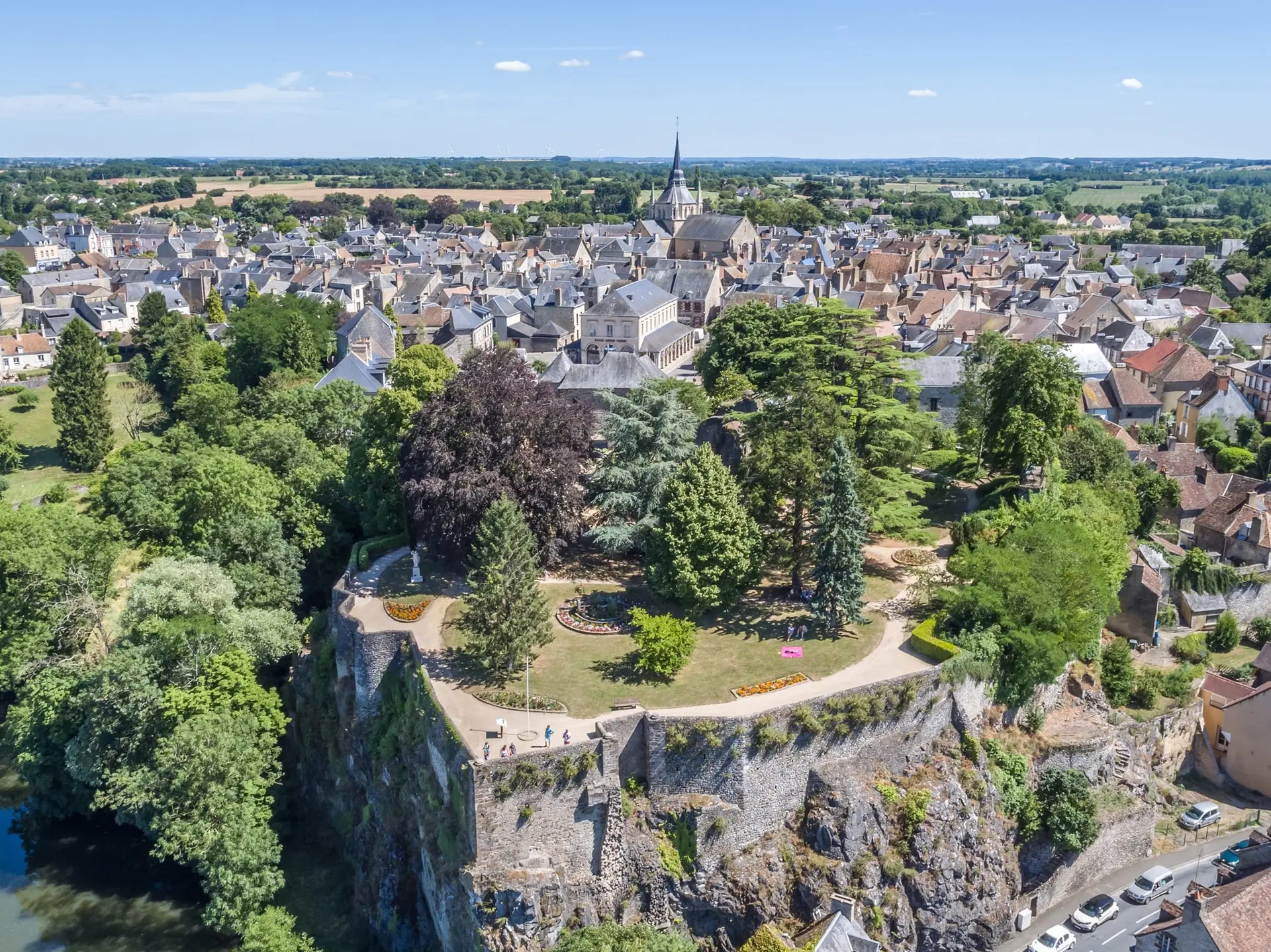 Vue aérienne du parc du Chateau de Fresnay-sur-Sarthe