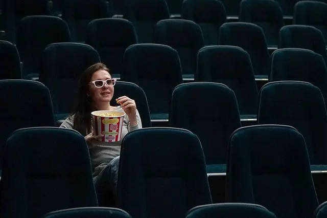 Femme au cinéma