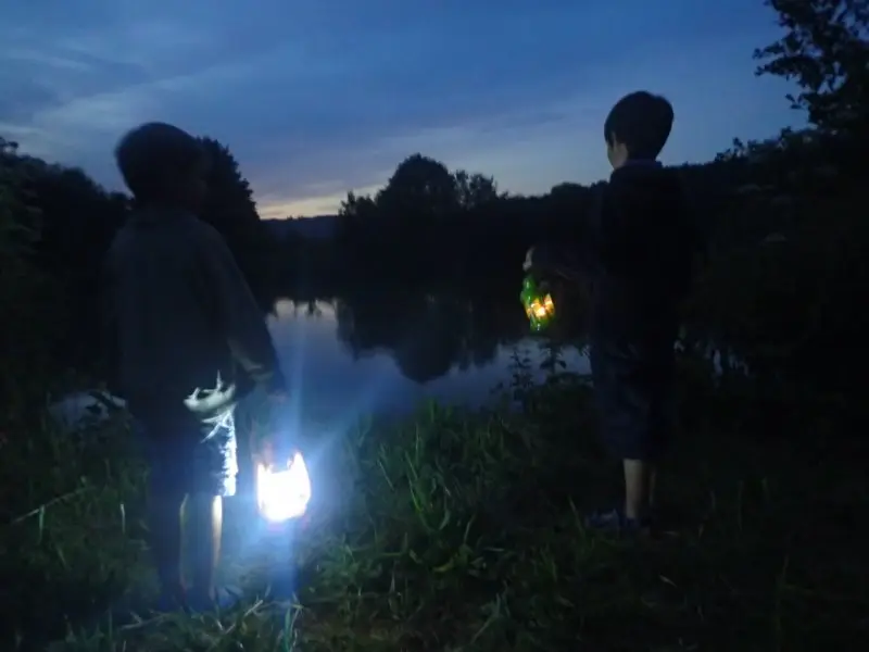 A la nuit tombée terre et merveilles