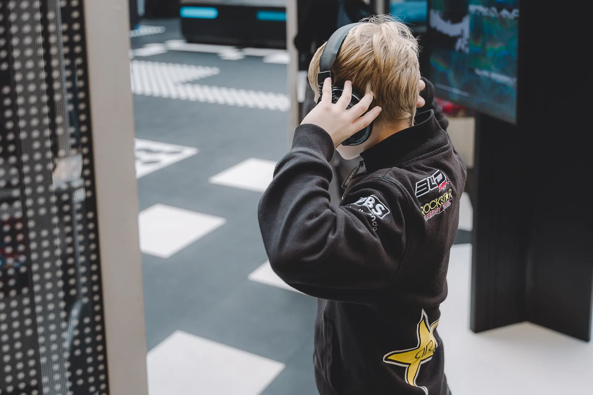 Ado dans l'exposition Destination IA