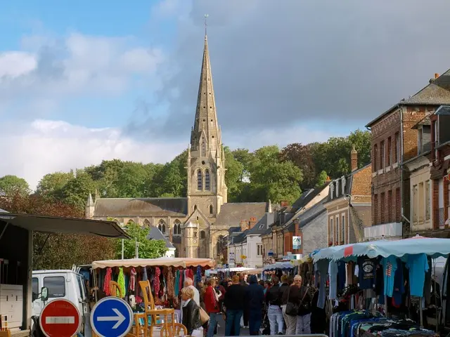 Marché face à la collégiale