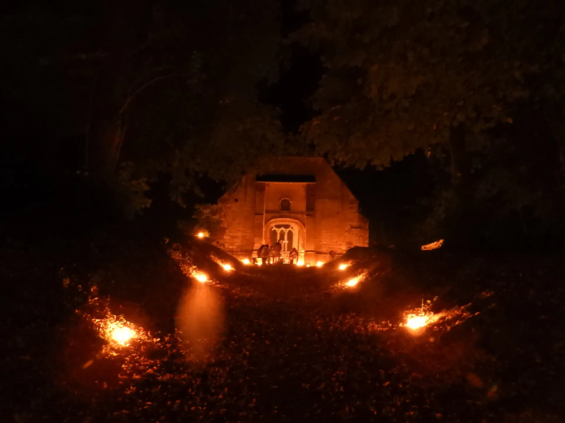 extéreur de la chapelle illuminée