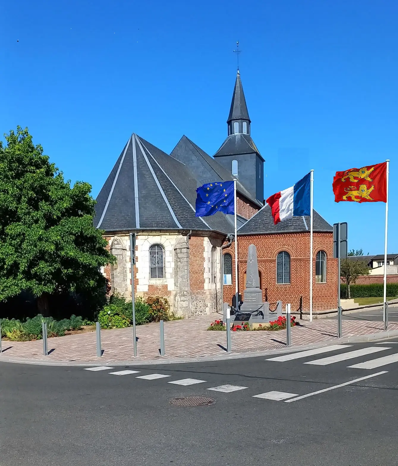 Eglise d'Etalondes avec drapeaux