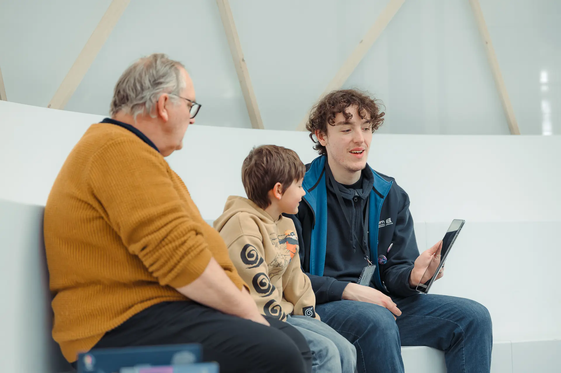 Famille avec un médiateur dans l'exposition Destination IA