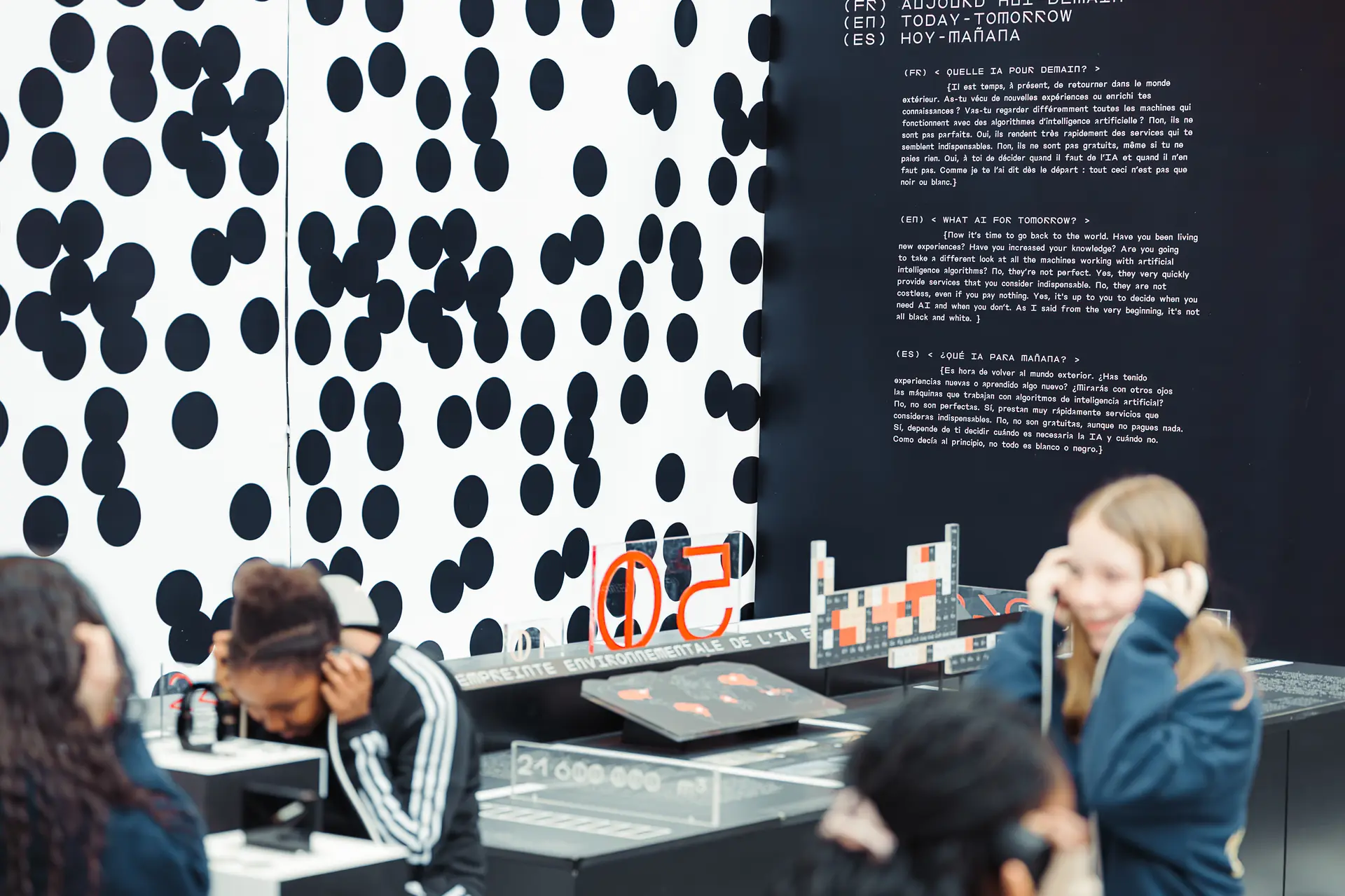 Groupe scolaire dans l'exposition Destination IA