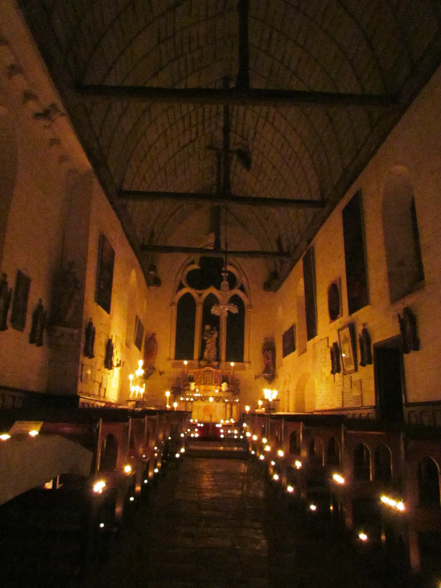 intérieur de la chapelle illuminée