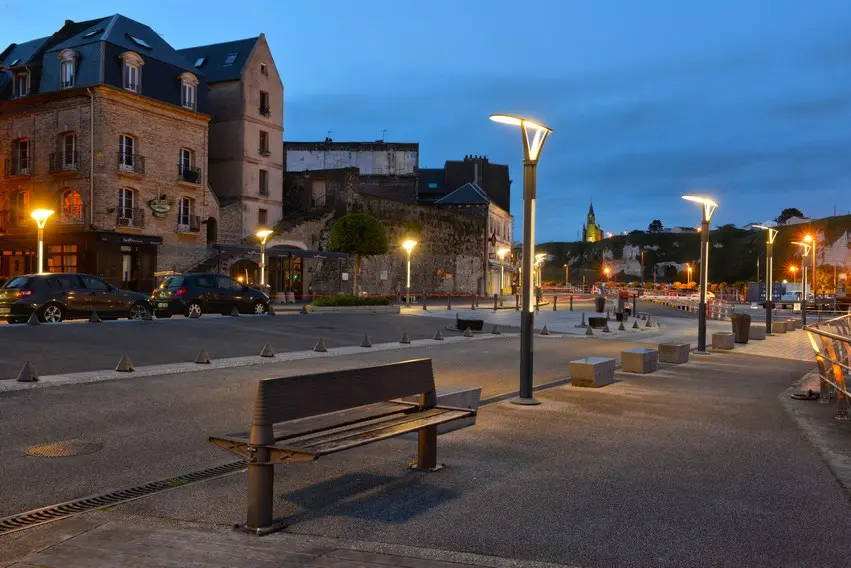 Le bout du quai au crépuscule