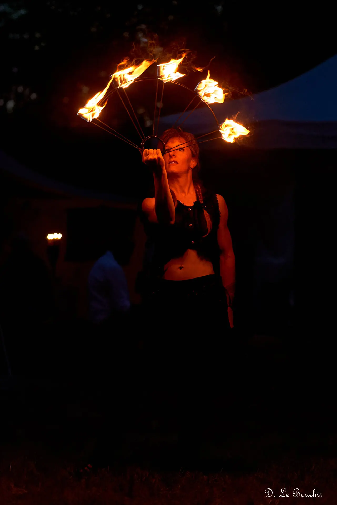 M1 © D Le Bourhis, Eventails de feu par les Saltimbanques de l'impossible