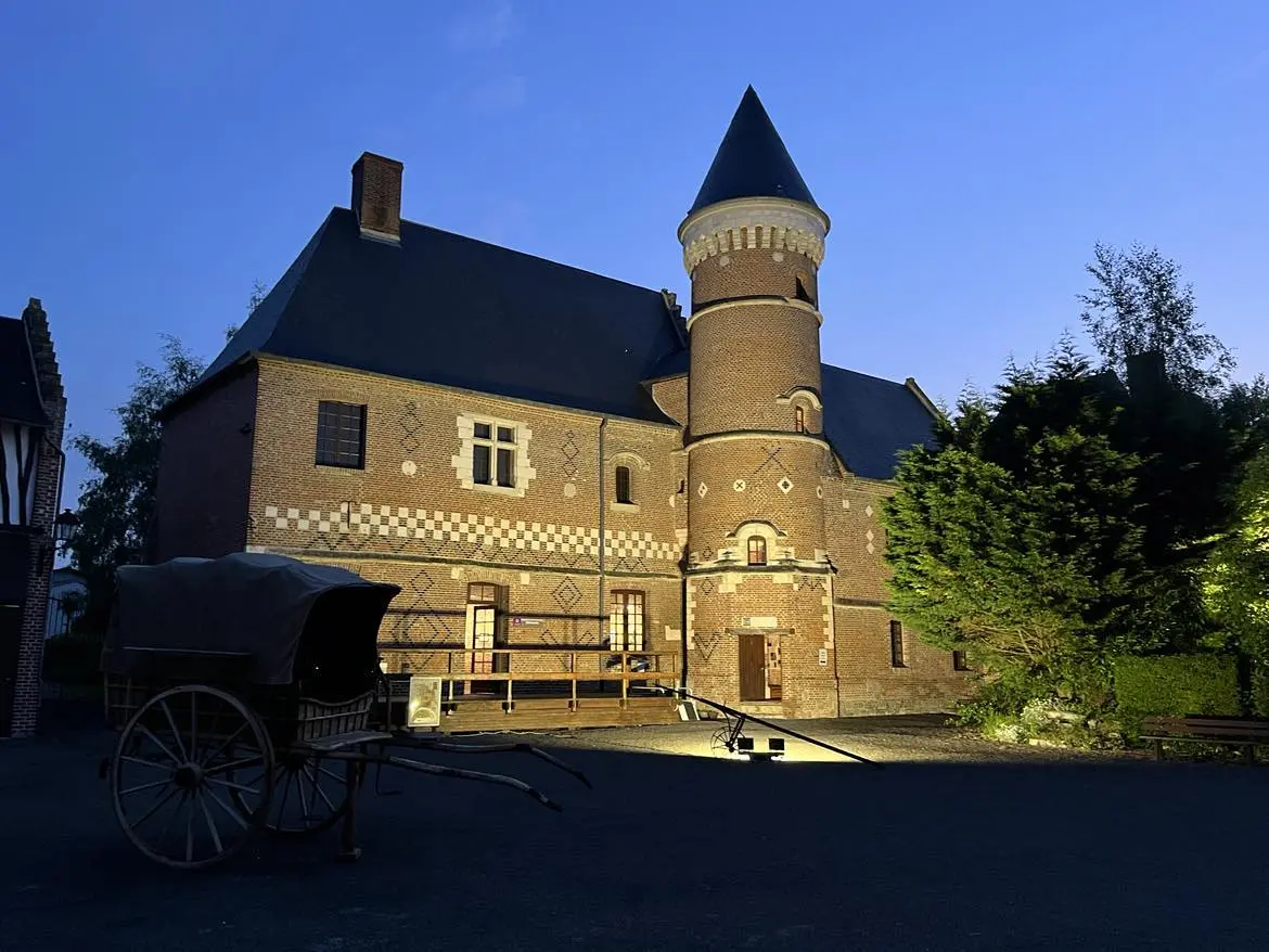 Manoir de Fontaine éclairé