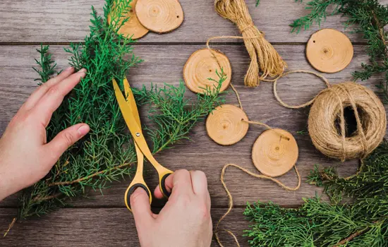 Décoration naturelle de Noël en famille