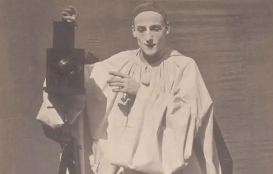 Le mime Charles Deburau en Pierrot photographe