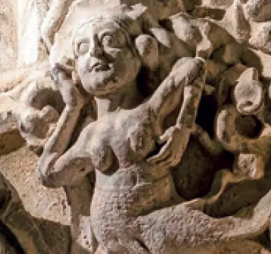 Sirène sculptée sur le chapiteau du transept sud de l'église Saint Jacques