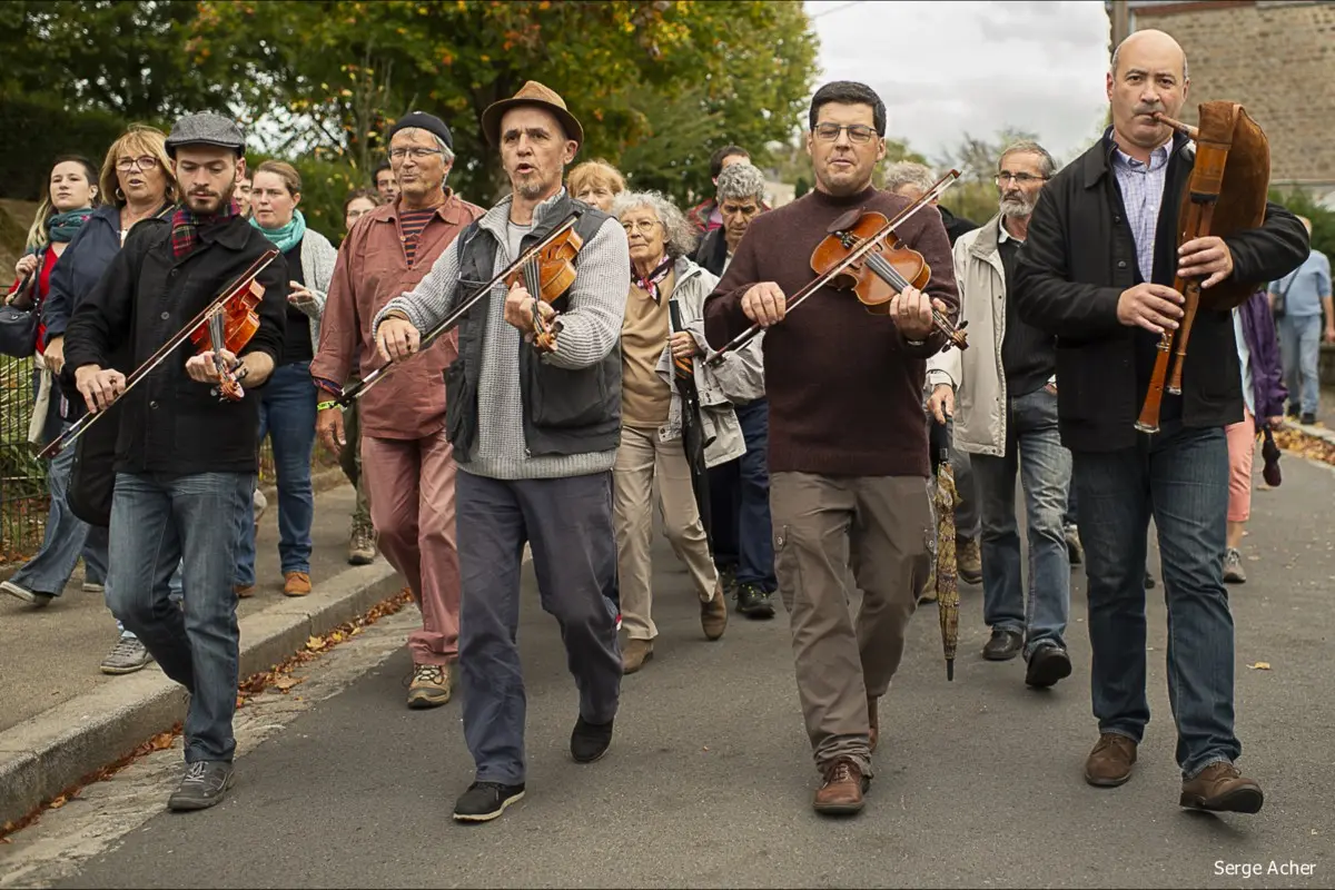 Une randonnée chantée en compagnie des musiciens de l'association La Loure
