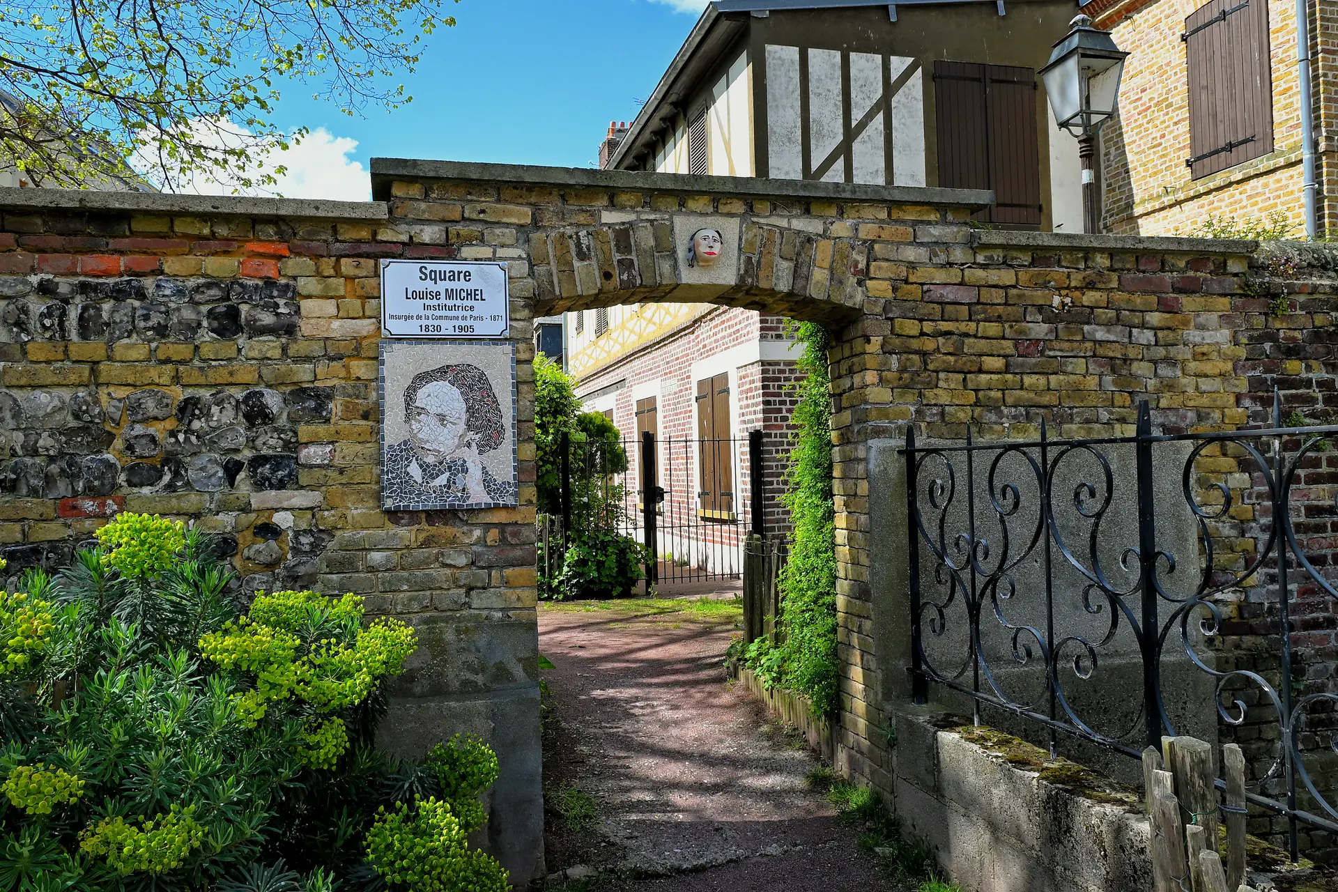 Square Louise Michel