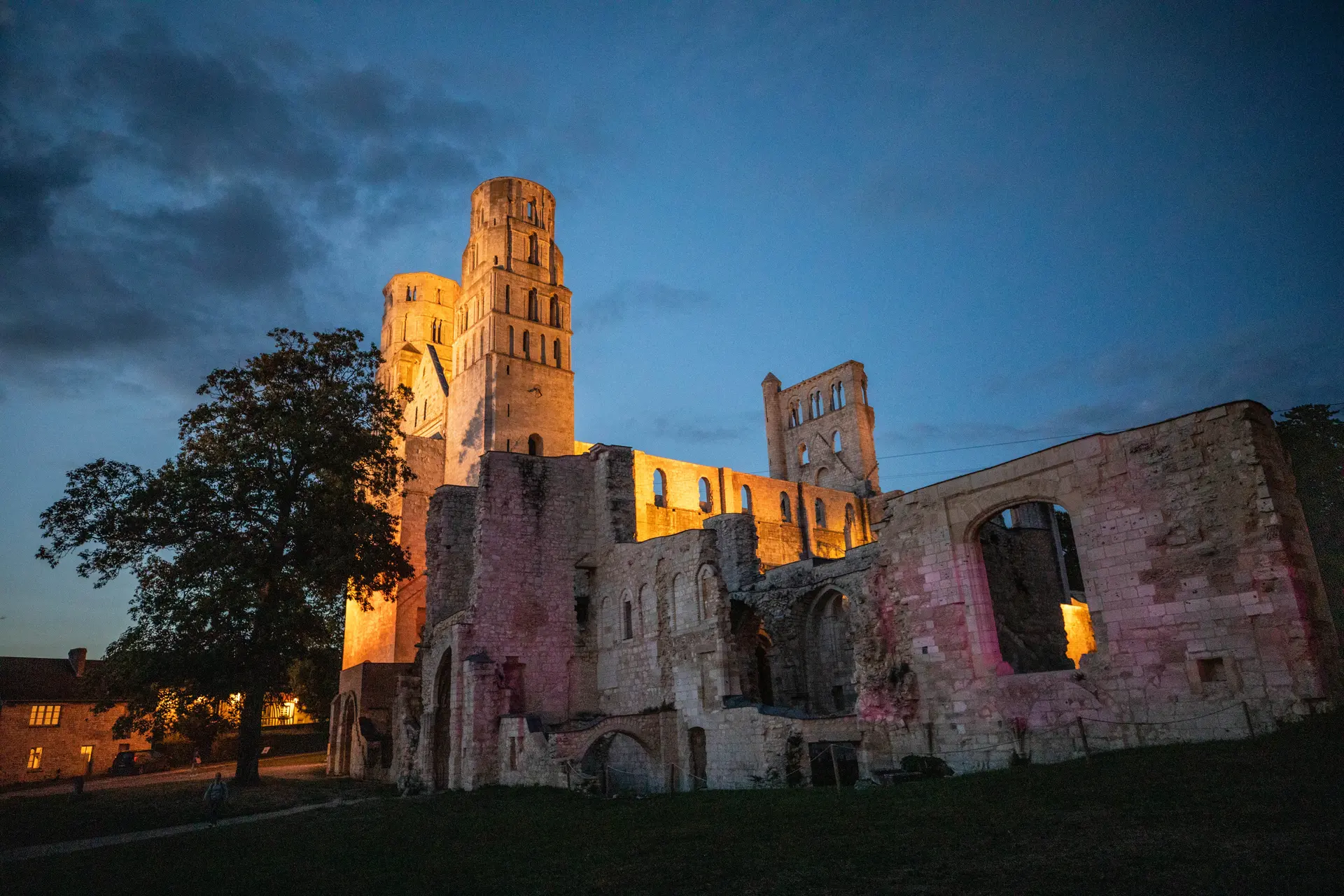 abbaye-de-jumieges_crepuscule_c_julien-paquin_departement-de-la-seine-maritime_2022