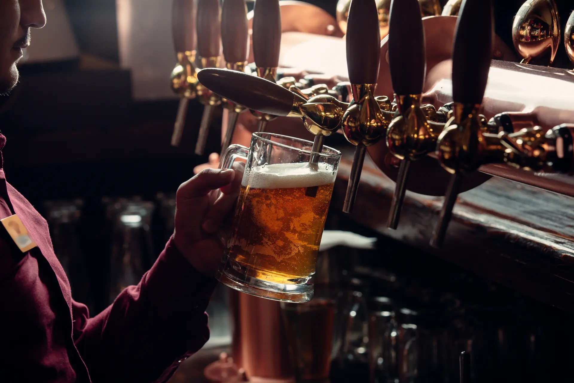 barman-remplit-chope-de-biere-du-robinet-de-biere