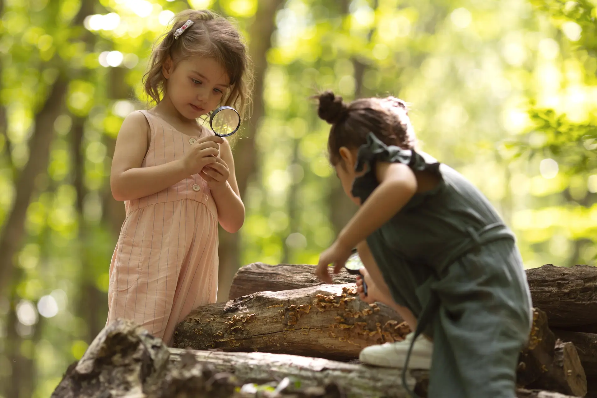 enfants-curieux-participant-chasse-au-tresor