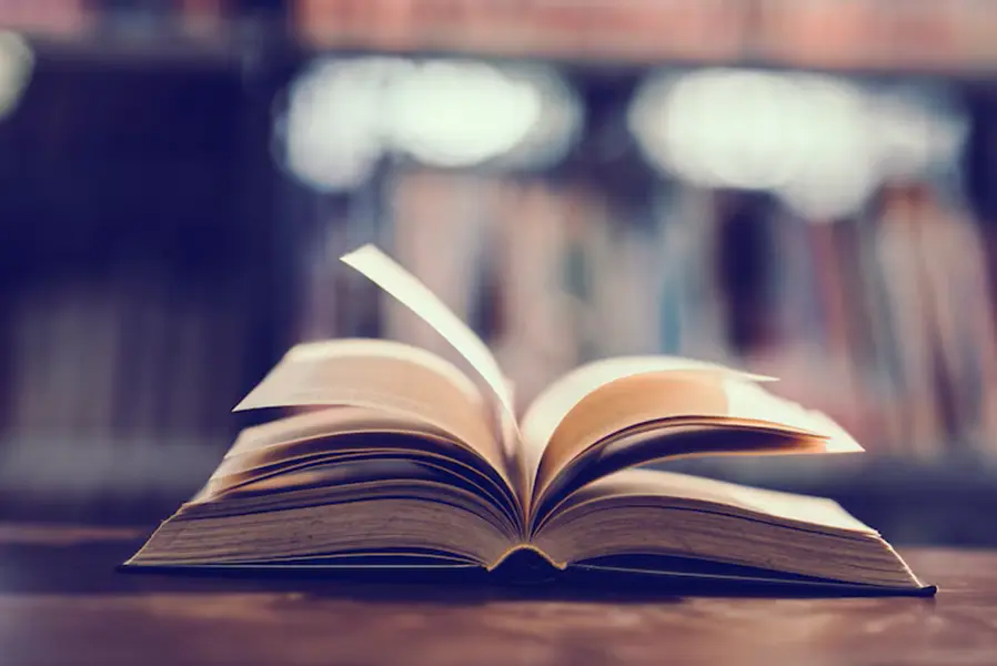 livre-dans-bibliotheque-manuel-ouvert_1150-5922