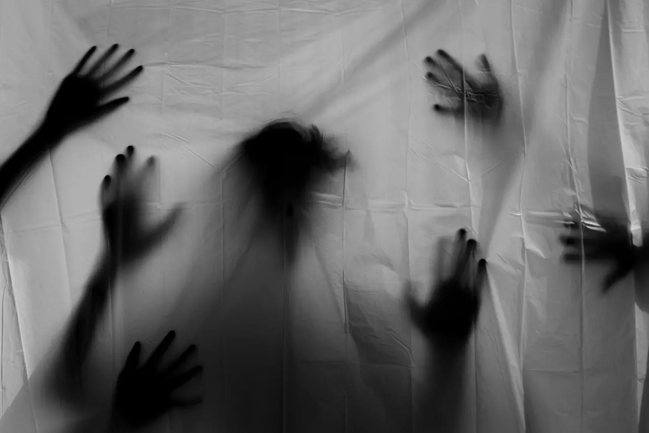 silhouette-3777403_1280