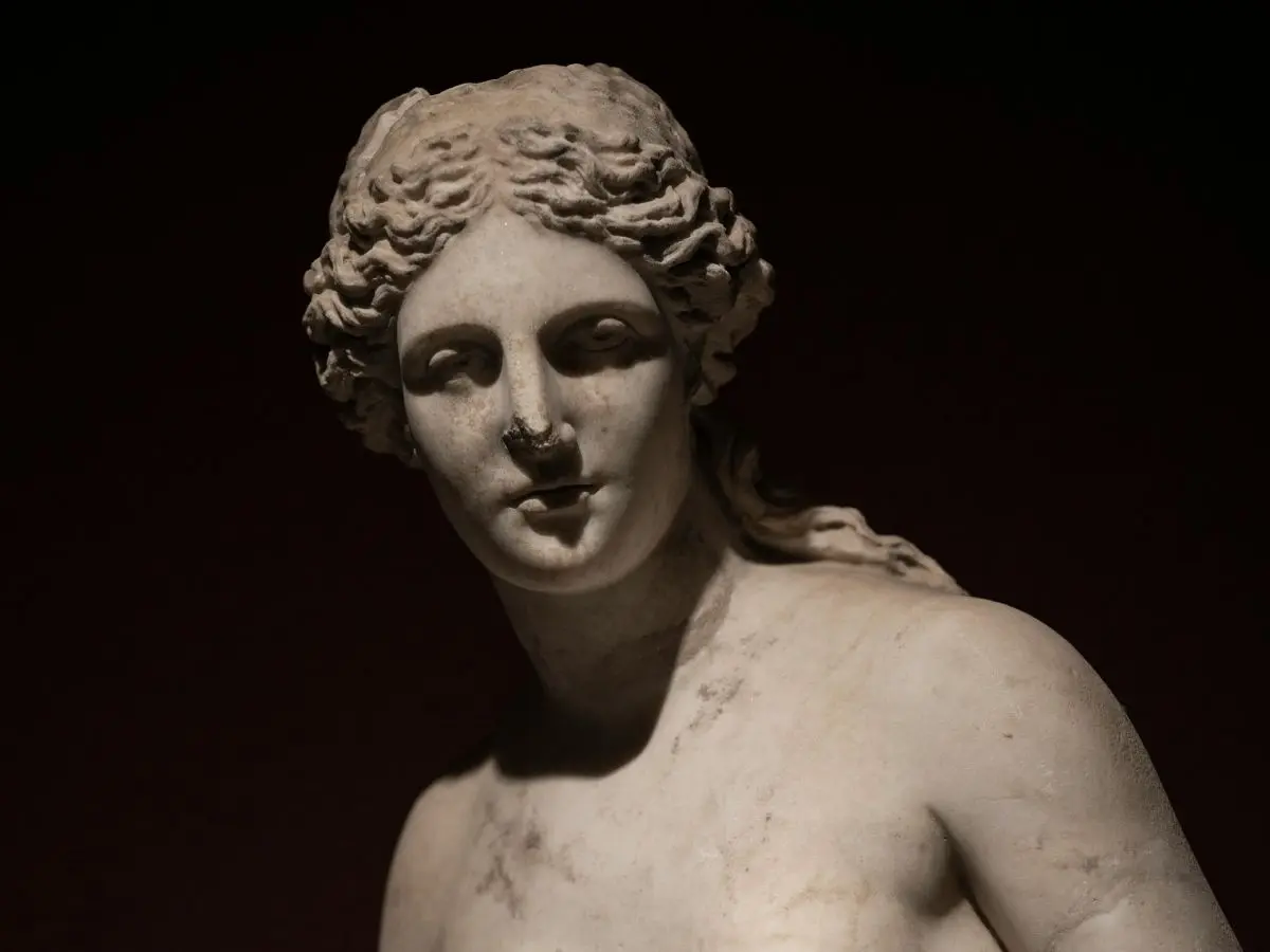 spectacle-femme-antique-pexels-enginakyurt-5209723