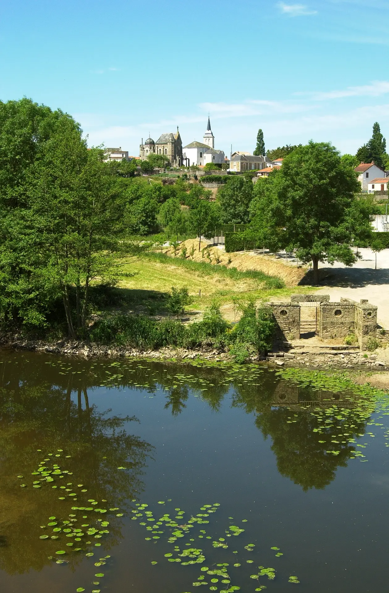 Vue du lavoir, de l'eglise de Remouillé et de la chapelle Garreau.