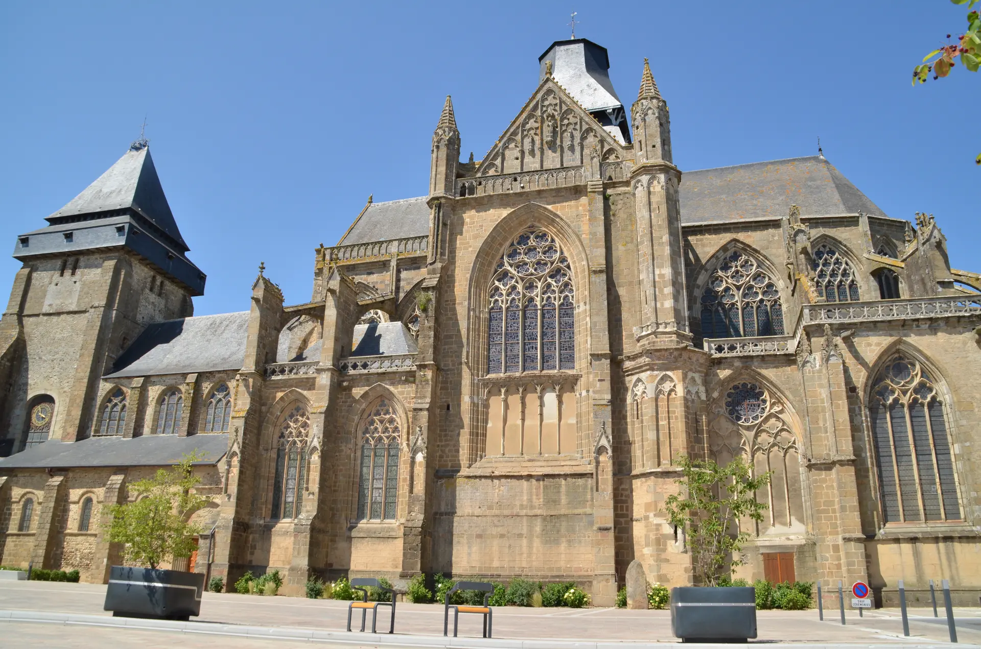 PCU53_Basilique Evron1