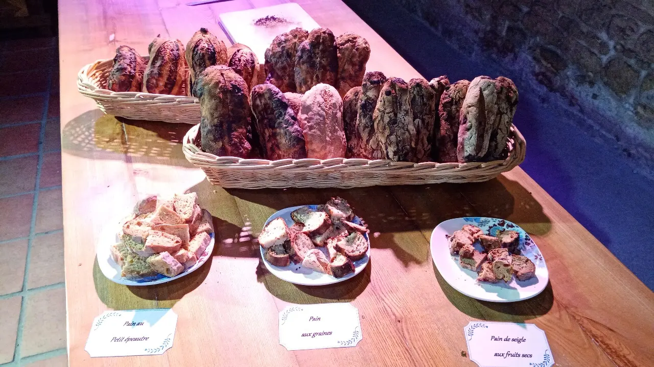 Pains cuits au four à bois