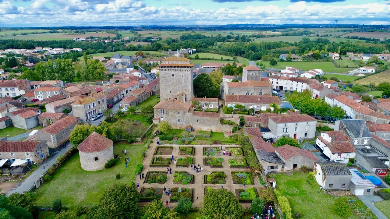 donjon et jardin médiéval de Bazoges en Pareds