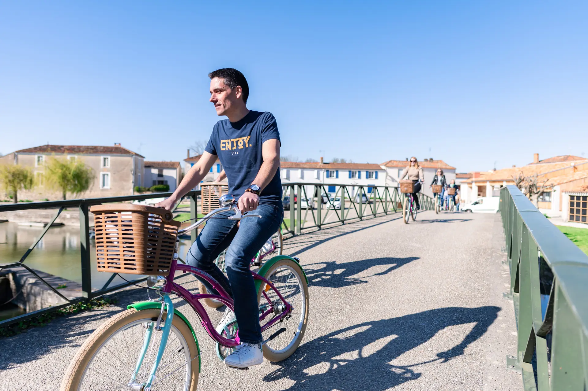 JD sur les traces des Moines bâtisseurs - découvrir les villages