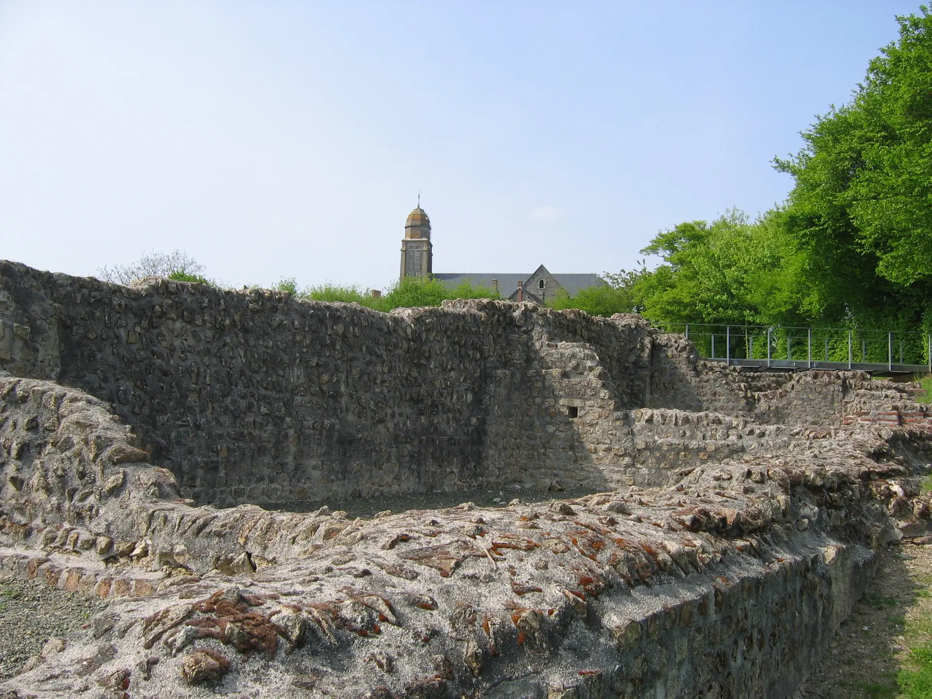 POST RS_théâtre et vue église de Jublains_crédits Jacques Naveau