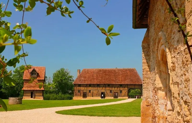 CREVECOEUR&PAYSDAUGE_COLOMBAGE&PANDEBOIS&CHATEAU&PATRIMOINE&33©L.DURAND-CALVADOS-TOURISME_LIBRE