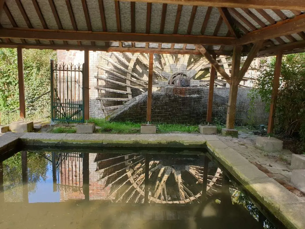 Le lavoir et la roue du moulin