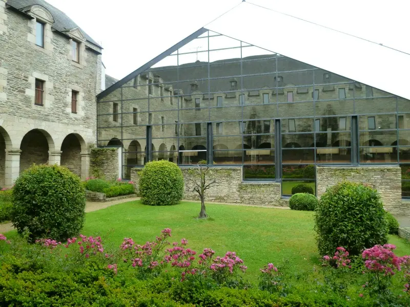 8 - Rive droite - Le cloître des Ursulines (002)